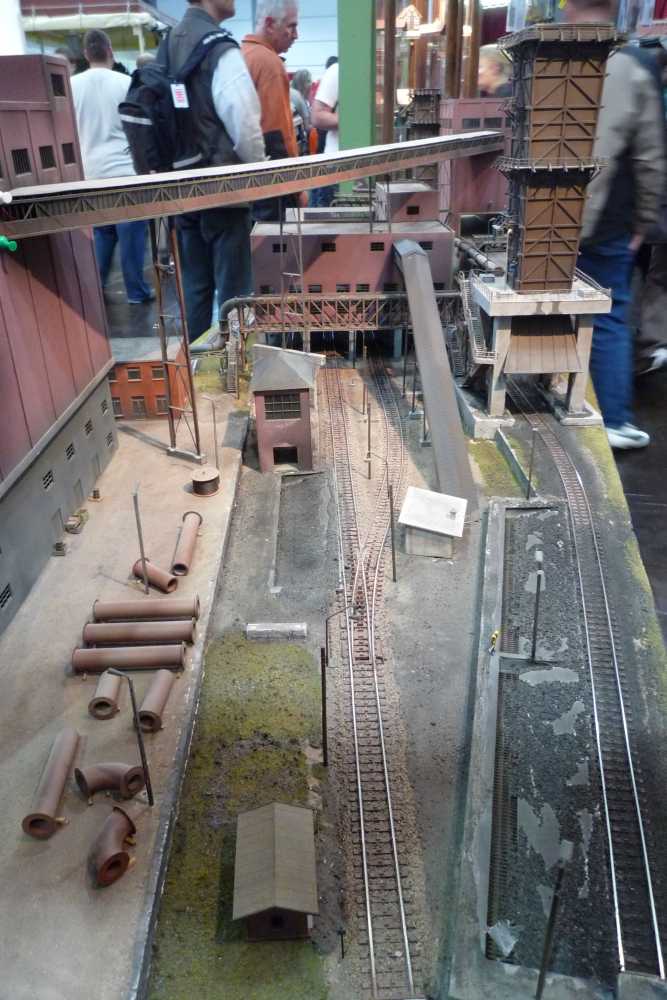Industrieanlage mit Kohlebunker und Gleisen auf einer Ausstellungsanlage, Modell Hobby Spiel Leipzig