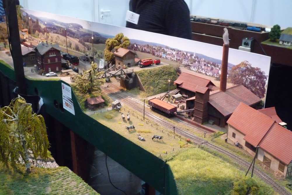 Industrieanlage mit Ziegelgebäuden und Fabrikschornstein, Modell Hobby Spiel Leipzig