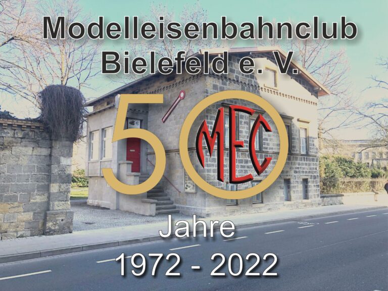 Jubiläumsgrafik „50 Jahre Modelleisenbahnclub Bielefeld e.V. 1972–2022“ vor dem Clubhaus