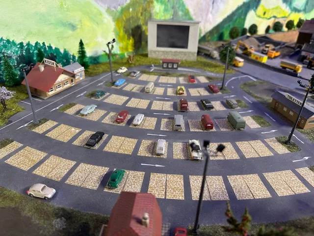 Autokino auf der Spur-N-Anlage mit Leinwand, Flutlichtstrahlern und parkenden Autos