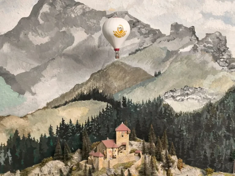 Heißluftballon schwebt vor der Bergkulisse über Coburg auf der Spur-N-Anlage