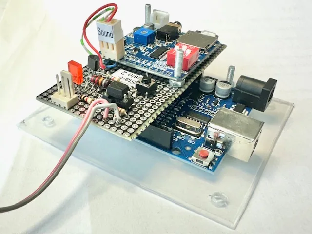 Steuerung für die Sargabsenkung mit Arduino UNO und Soundmodul auf einer Acrylplatte
