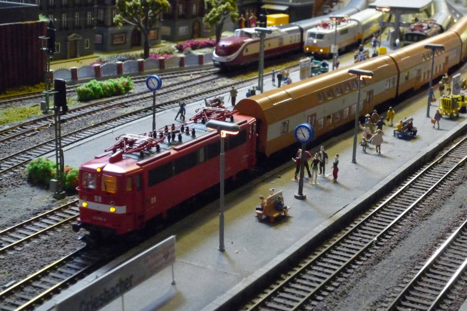 Hauptbahnhof der H0-Anlage mit Personenzug